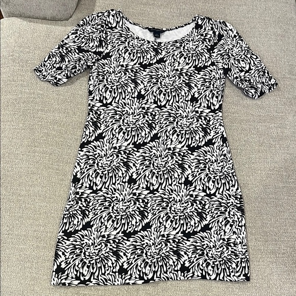 Banana Republic Dresses & Skirts - Banana Republic Black and White Mini Sheath Dress with Short Sleeves